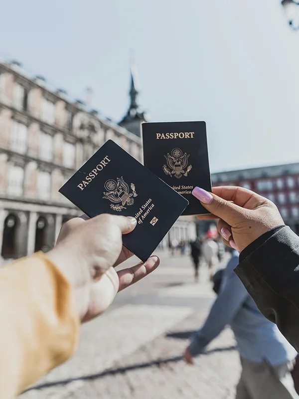 Passaportes e bilhetes de embarque para turismo e viagens internacionais.